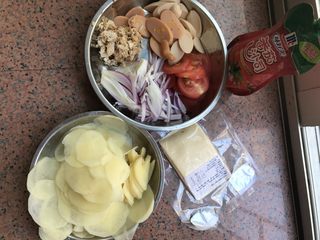 2、特制土豆披萨,土豆切成薄片，洋葱可切丝或者切圈