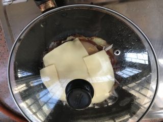 4、特制土豆披萨,盖上盖子，等芝士融化就可以了