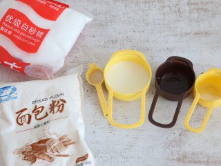 1、培根披萨,准备制作披萨饼胚的材料。