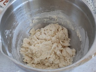 2、培根披萨,将酵母用温水化开，面粉中，加入盐、糖、玉米油，水用筷子搅拌成絮状。