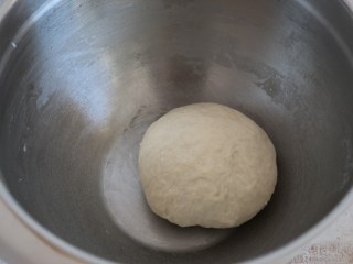 3、培根披萨,用手揉面，揉成光滑的面团，搭湿布，放置温暖处进行发酵。