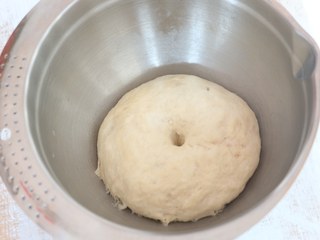 4、培根披萨,当面团发酵至两倍大时，用手指沾面粉，轻轻地在面条上扎个洞，面团不回缩、不塌陷即可。