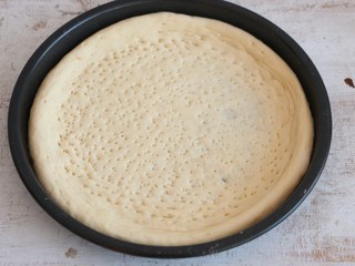 6、培根披萨,用叉子叉小孔。