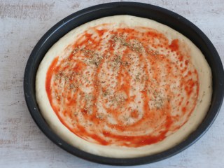 7、培根披萨,披萨饼底抹一层番茄酱，再撒一些披萨草。