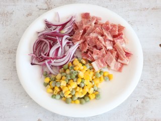 8、培根披萨,准备配料。 培根切小块，洋葱切细丝，玉米豌豆开水焯烫熟。