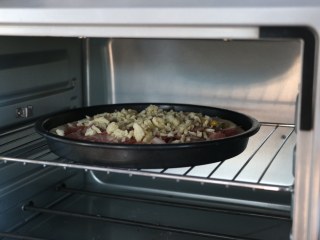 11、培根披萨,烤箱提前预热，180度烤15分钟。