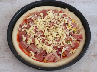 10、培根披萨,先薄薄的撒一层芝士碎。