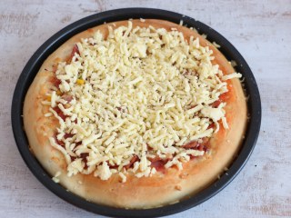 12、培根披萨,15分钟后取出披萨，再多撒一层芝士碎。