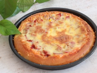 14、培根披萨,上色满意即可出炉。