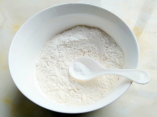 1、蒸荷叶水洛馍,面粉中加入盐拌匀。