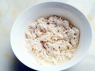 2、蒸荷叶水洛馍,加热水，用筷子搅拌成梭子。