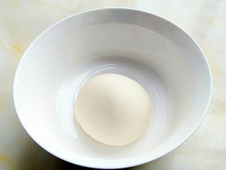 5、蒸荷叶水洛馍,饧过的面团，很有韧性，能拉出膜。