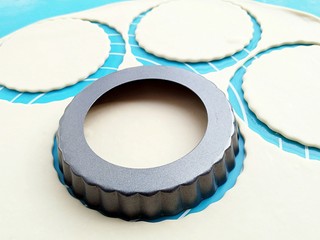 8、蒸荷叶水洛馍,用花边披萨盘扣下，成荷叶状。