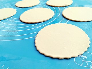 9、蒸荷叶水洛馍,以此类推做完其余的面皮，轻轻揭掉多余的面皮。