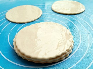 11、蒸荷叶水洛馍,叠摞起来。