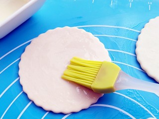 10、蒸荷叶水洛馍,单饼每一张都要刷上一层油。