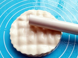 13、蒸荷叶水洛馍,用擀面杖轻微按压均匀。