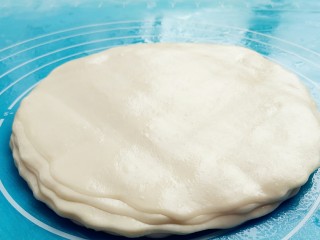 14、蒸荷叶水洛馍,在擀开成均匀的单饼。