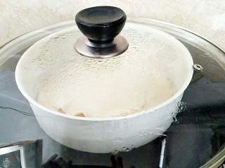 17、蒸荷叶水洛馍,锅中烧水，水开后放入单饼，上气后蒸12分钟左右。