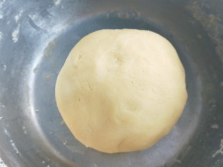 8、奶香卡通饼干,再用手揉至面团光滑，包上保鲜膜冰箱冷藏30分钟