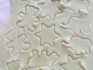 12、奶香卡通饼干,这一步是宝宝最喜欢玩的事