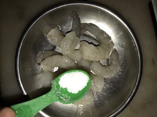 3、藜麦蔬果虾仁沙拉,虾仁用少许盐拌匀，腌制一会儿