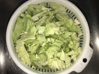 4、藜麦蔬果虾仁沙拉,椰菜切小块洗净沥干水