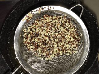 6、藜麦蔬果虾仁沙拉,藜麦煮至看见白边，捞起沥干水