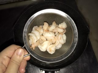 12、藜麦蔬果虾仁沙拉,捞起沥水