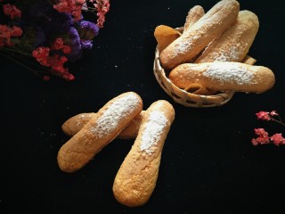 1、＃甜味＃挂粉手指饼干,手指饼干蛋味浓郁，口感酥脆，入口即化，表面的糖粉也为它增分不少，宝宝一定会喜欢????