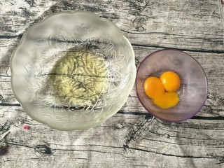 3、＃甜味＃挂粉手指饼干,蛋黄和蛋清分离