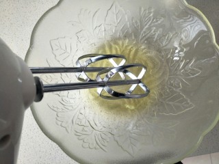 4、＃甜味＃挂粉手指饼干,蛋清中挤几滴柠檬汁，电动打蛋器中速打发