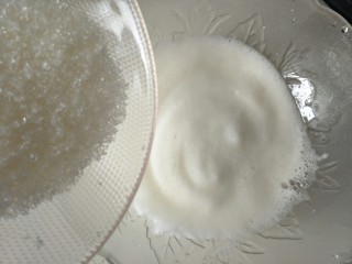 6、＃甜味＃挂粉手指饼干,出现细泡的时候，再加入1/3的白砂糖