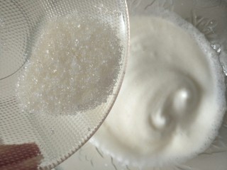 7、＃甜味＃挂粉手指饼干, 比较细腻的时候，加入剩下的白砂糖