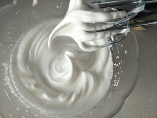 8、＃甜味＃挂粉手指饼干,打发好的蛋清提起有尖角即可