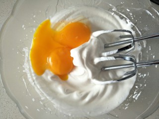 9、＃甜味＃挂粉手指饼干,加入蛋黄