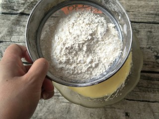 11、＃甜味＃挂粉手指饼干,分两次筛入低筋面粉