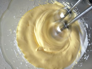 10、＃甜味＃挂粉手指饼干,低速将蛋黄与蛋清混合均匀即可。