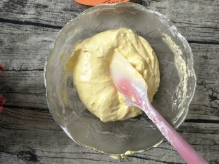 12、＃甜味＃挂粉手指饼干,用硅胶刮刀切拌的方式拌均匀。