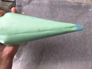 13、＃甜味＃挂粉手指饼干,装入裱花袋