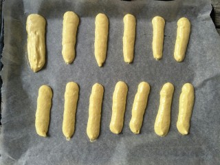 14、＃甜味＃挂粉手指饼干,挤在铺着油纸的烤盘上。