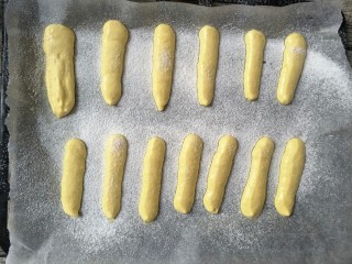 15、＃甜味＃挂粉手指饼干,用网筛筛入第一次糖粉