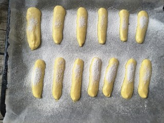 16、＃甜味＃挂粉手指饼干,等糖粉与面糊融合后，再用网筛筛入第二次糖粉，表面能出现干燥的糖粉即可