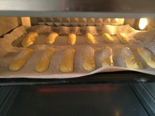 17、＃甜味＃挂粉手指饼干,放入预热好的烤箱，上下火190度烤十分钟左右即可????