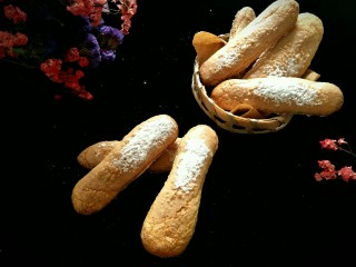 18、＃甜味＃挂粉手指饼干,一口一个酥脆，满口香。宝宝们都超爱吃哟，赶紧尝试吧????