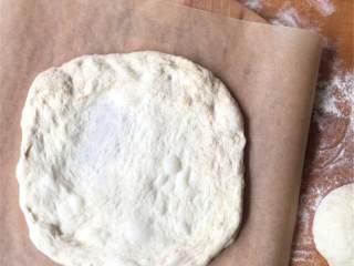 4、芝麻菜熏火腿披萨,让面团松弛一下，盖上保鲜膜或者湿毛巾，等到柔软易折叠的状态，大约需要1个小时。可以继续照着菜谱做下去，也可以把每个面团分别用保鲜膜包裹起来，存放在冰箱里随取随用。