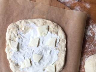 5、芝麻菜熏火腿披萨,来制作披萨；把铁盘放进烤箱，预热至290摄氏度，至少预热45分钟。