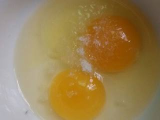 1、鸡蛋披萨,鸡蛋打花加点盐巴味精……根据个人口味