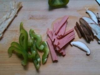 2、鸡蛋披萨,青椒～蘑菇……香肠……切丝