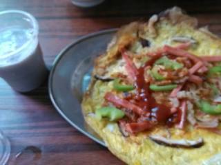 4、鸡蛋披萨,起来时番茄酱来点……在来一杯豆奶～或花生汤就完美了